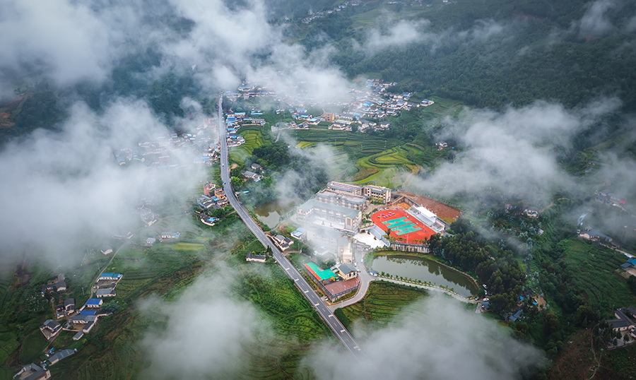 7 云端上的学校  凉山  2021年8月拍于西昌市白庙村.jpg